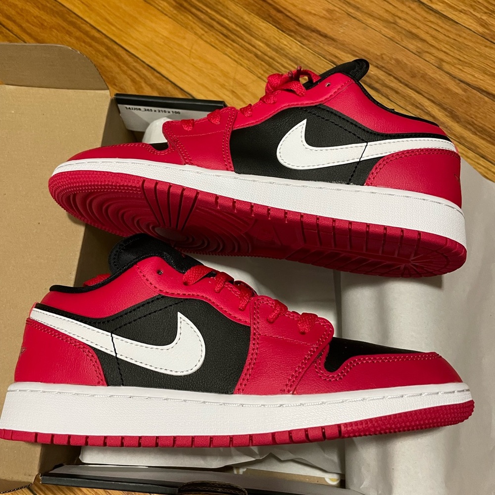 Nike air Jordan low 1s red and black